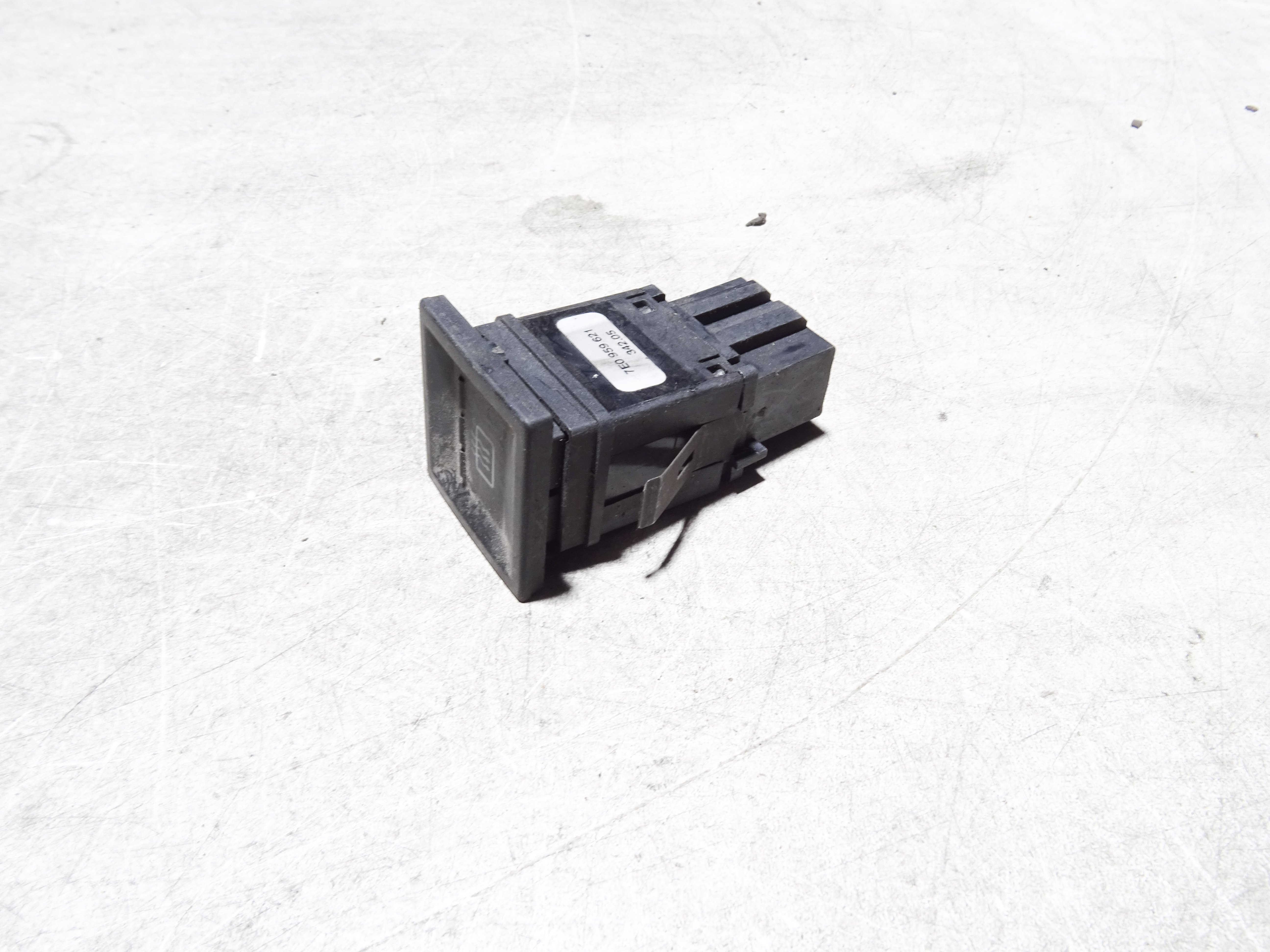 Volkswagen Transporter T5 Van 2.5 TDi (BPC) REAR WINDOW DEFROSTER SWITCH 2005 7E0959621 7E0959621|VW Volkswagen Transporter T5 Van 2.5 TDi (BPC) REAR WINDOW DEFROSTER SWITCH 2005 7E0959621 7E0959621|VW
