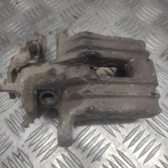 Audi A3 (8L1) Compacto 1.9 TDI 90 (AGR) CARCASA DE PINZA DE FRENO TRASERA IZQUIERDA 1999 Audi A3 (8L1) Compacto 1.9 TDI 90 (AGR) CARCASA DE PINZA DE FRENO TRASERA IZQUIERDA 1999