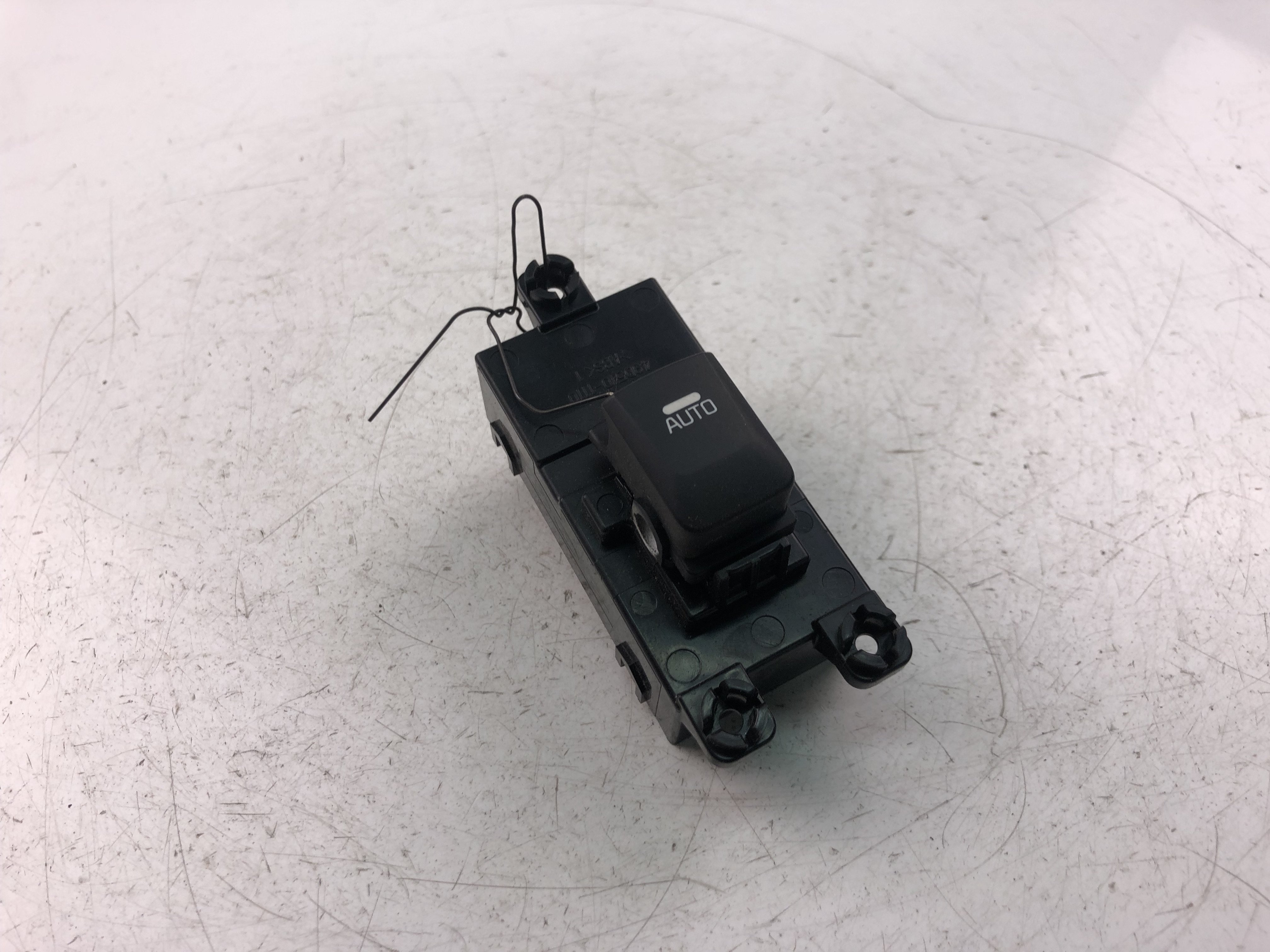 Kia Cee'd (JDB5) Hatchback 5-drs 1.4i 16V (G4FA) SWITCH POWER WINDOW LEFT FRONT 2013 93580A2000 93580A2000|KIA Kia Cee'd (JDB5) Hatchback 5-drs 1.4i 16V (G4FA) SWITCH POWER WINDOW LEFT FRONT 2013 93580A2000 93580A2000|KIA
